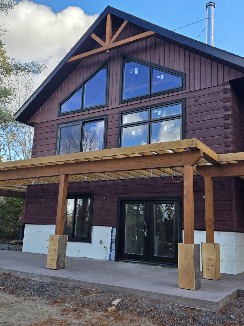 Restored Muskoka log home with covered front porch